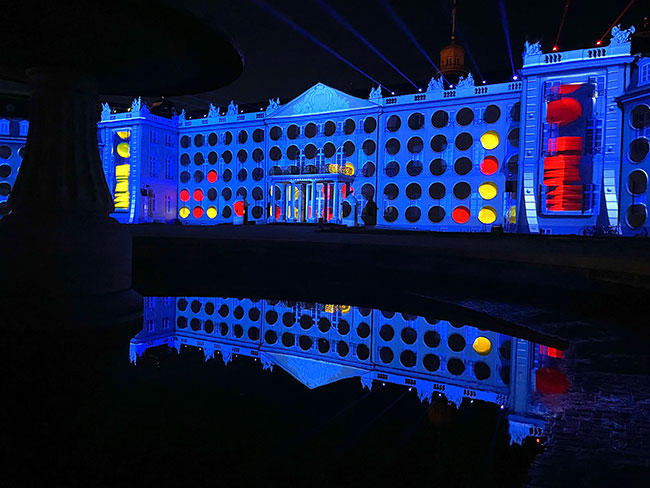 A game of Connect 4 is projection mapped onto the fa&ccedil;ade of a large building.