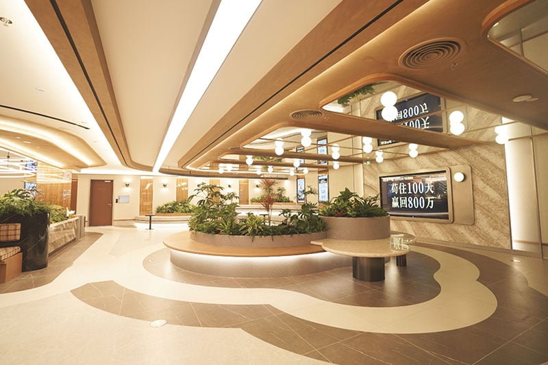 Emperor Cinemas&rsquo; Sanlitun complex features real greenery to create a relaxing, park-like atmosphere for audiences before their moviegoing journey starts.