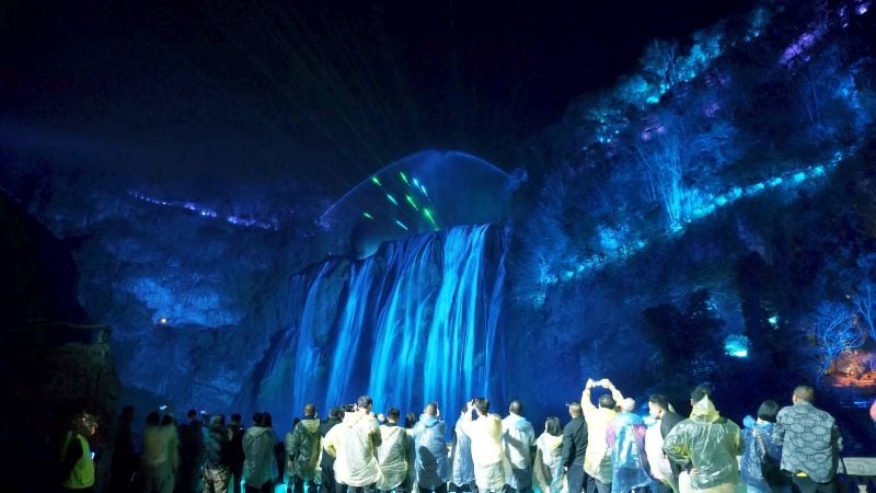 Spectators are mesmerized by the enchanting projections on the massive waterfall, which seemingly transport them into the world of ‘Journey to the West’.