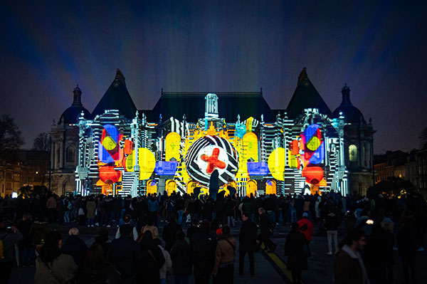Palais des Beaux-Arts de Lille lit up with imagery using projection mapping